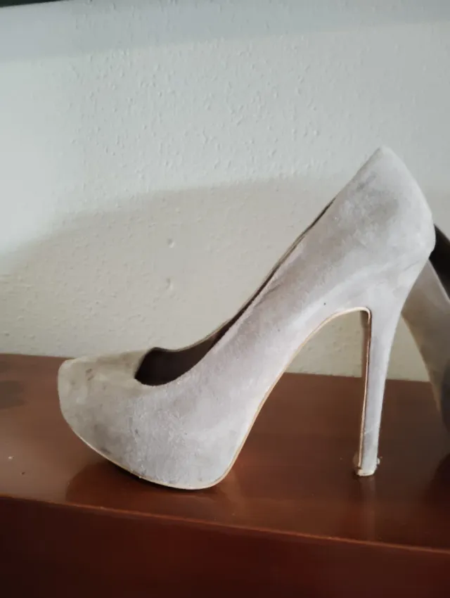 Zapatos tacón antelina gris