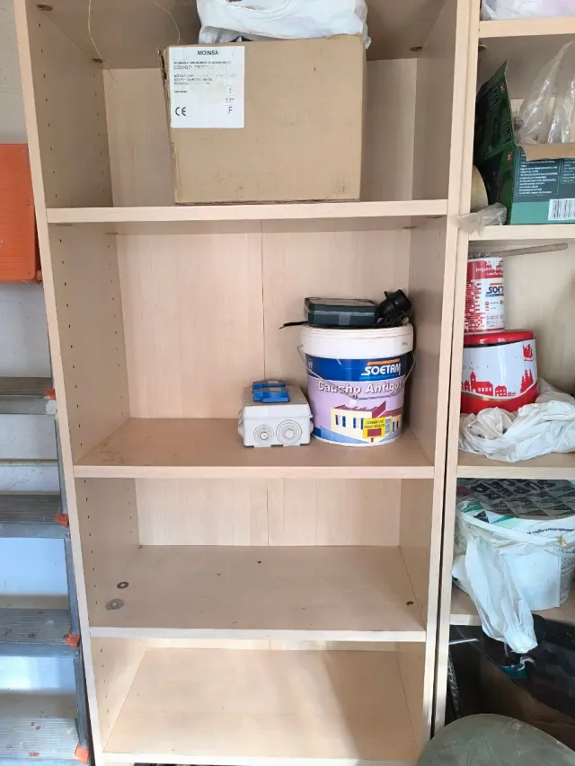 Estantería de madera color beige