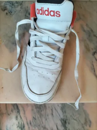 Zapatillas Adidas blancas un poco rotas