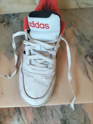Zapatillas Adidas blancas un poco rotas
