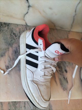 Zapatillas Adidas blancas un poco rotas