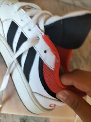 Zapatillas Adidas blancas un poco rotas