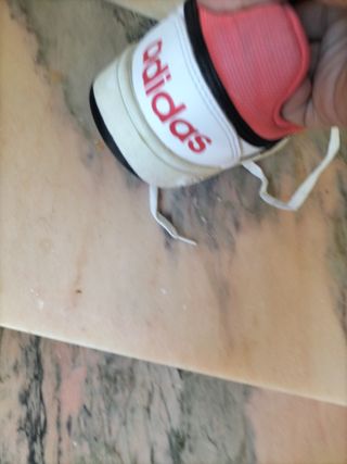 Zapatillas Adidas blancas un poco rotas