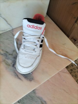 Zapatillas Adidas blancas un poco rotas