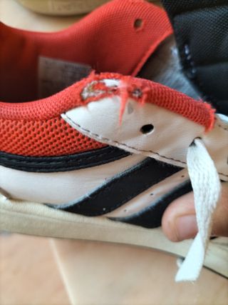 Zapatillas Adidas blancas un poco rotas