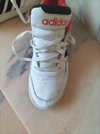 Zapatillas Adidas blancas un poco rotas