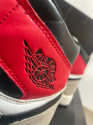 Nike Jordan 1 Beige y Rojo