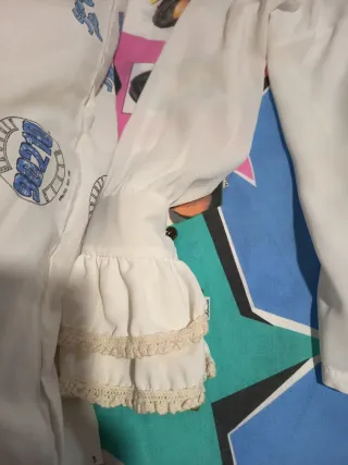 Camisa blanca con cuello de terciopelo dorado