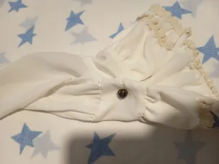 Camisa blanca con cuello de terciopelo dorado