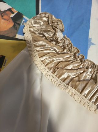 Camisa blanca con cuello de terciopelo dorado