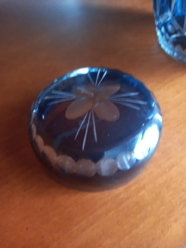 Jarrón de cristal tallado con tapa