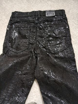 Pantalón Guess estampado serpiente negro