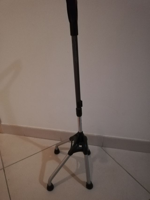 Bastone quadripode per anziani/disabili