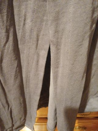 Vestido gris sin mangas con nudo