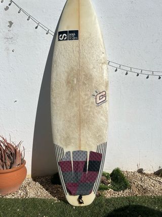 Tabla de surf Clayton 5'10 
con quillas y funda 