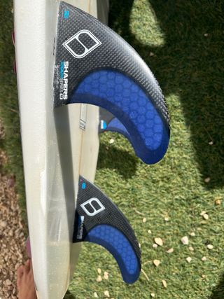 Tabla de surf Clayton 5'10 
con quillas y funda 