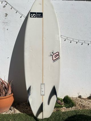 Tabla de surf Clayton 5'10 
con quillas y funda 