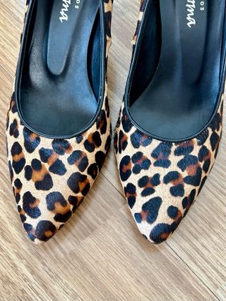 Zapatos tacón animal print cuero y pelo