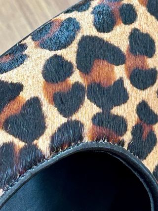Zapatos tacón animal print cuero y pelo