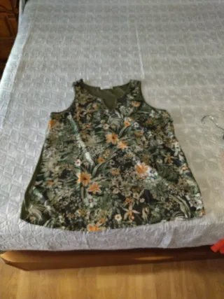 Blusa floral verde y naranja