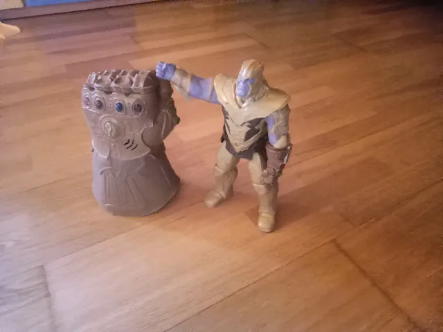 Muñeco Thanos con Guantelete
