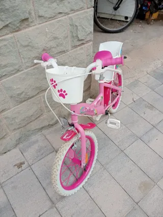 Bicicleta infantil rosa con cesta