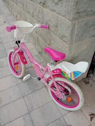 Bicicleta infantil rosa con cesta