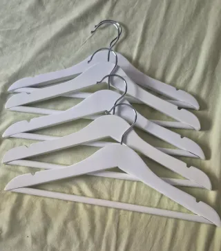 Perchas de madera blancas para niños