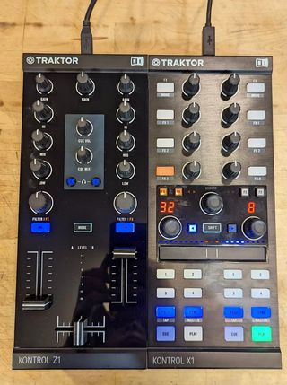 Pack Traktor Z1, X1 y Stand DJ