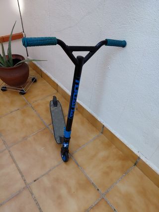 Monopatín Negro y Azul