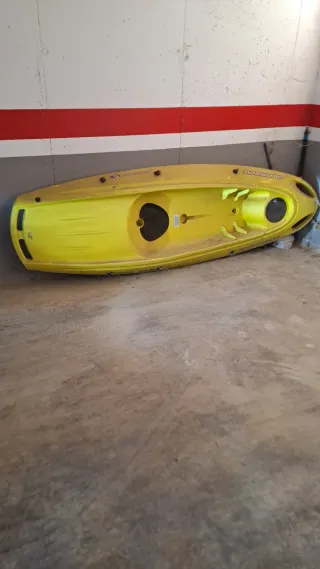 Kayak amarillo con dedos los accesorios 
