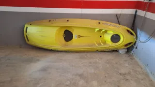 Kayak amarillo con dedos los accesorios 
