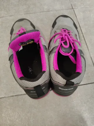 Zapatos de seguridad Sparco grises y rosas