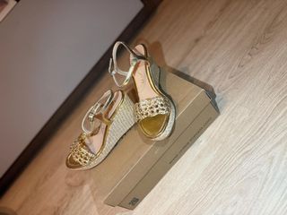 Sandalias cuña UNISA doradas talla 39