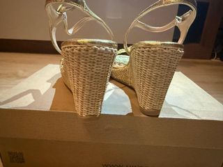 Sandalias cuña UNISA doradas talla 39