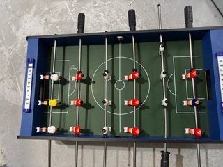 Futbolín de mesa azul
