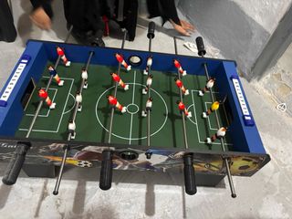 Futbolín de mesa azul
