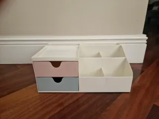 Organizzatore da scrivania con cassetti.