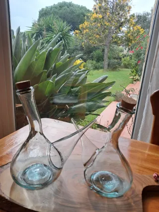 Dos porrones de vidrio con tapón de corcho