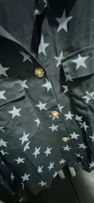 Sobrecamisa gris con estrellas blancas