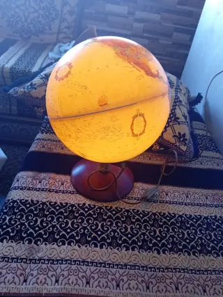 Globo terráqueo luminoso decorativo