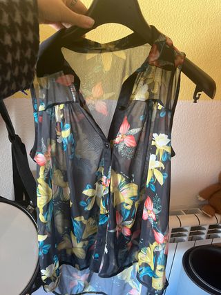 Blusa sin mangas floral negra