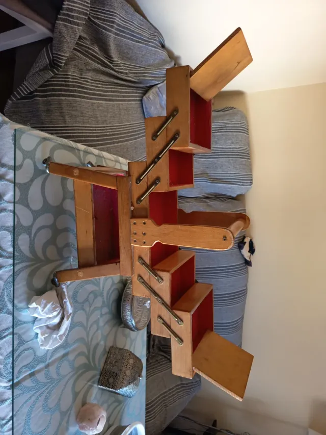 Costurero antiguo de madera y metal