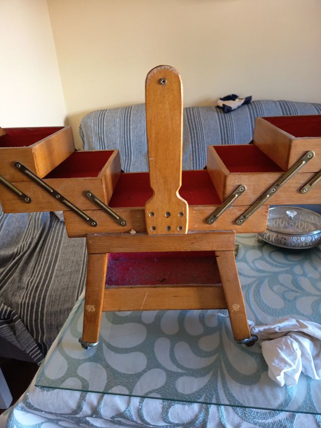 Costurero antiguo de madera y metal