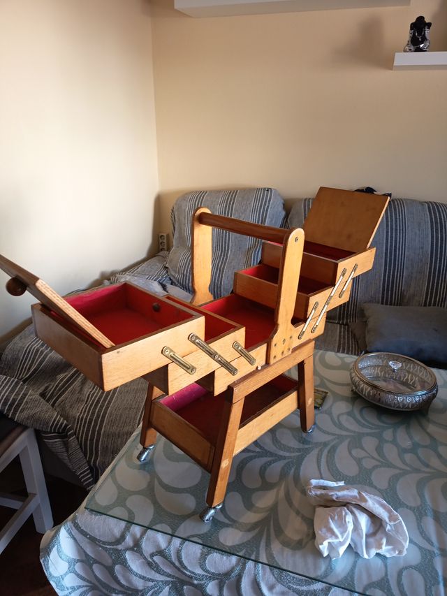 Costurero antiguo de madera y metal