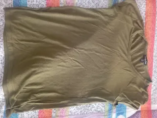 Camiseta Massimo Dutti verde o kaki 