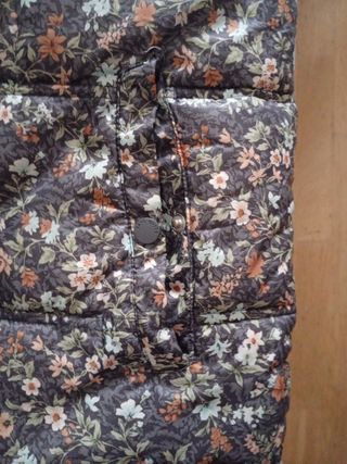 Chaleco floral gris con capucha