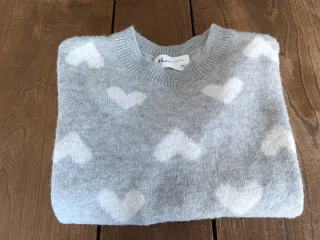 Jersey gris con corazones blancos