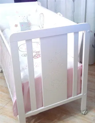 Cuna de bebé blanca con protector + colchón+ ropa