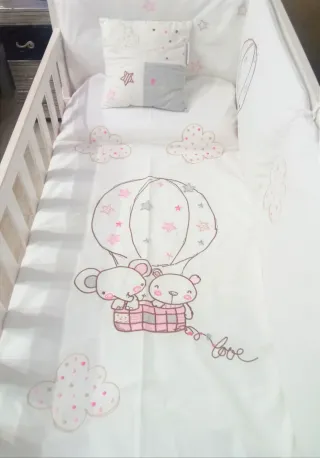 Cuna de bebé blanca con protector + colchón+ ropa